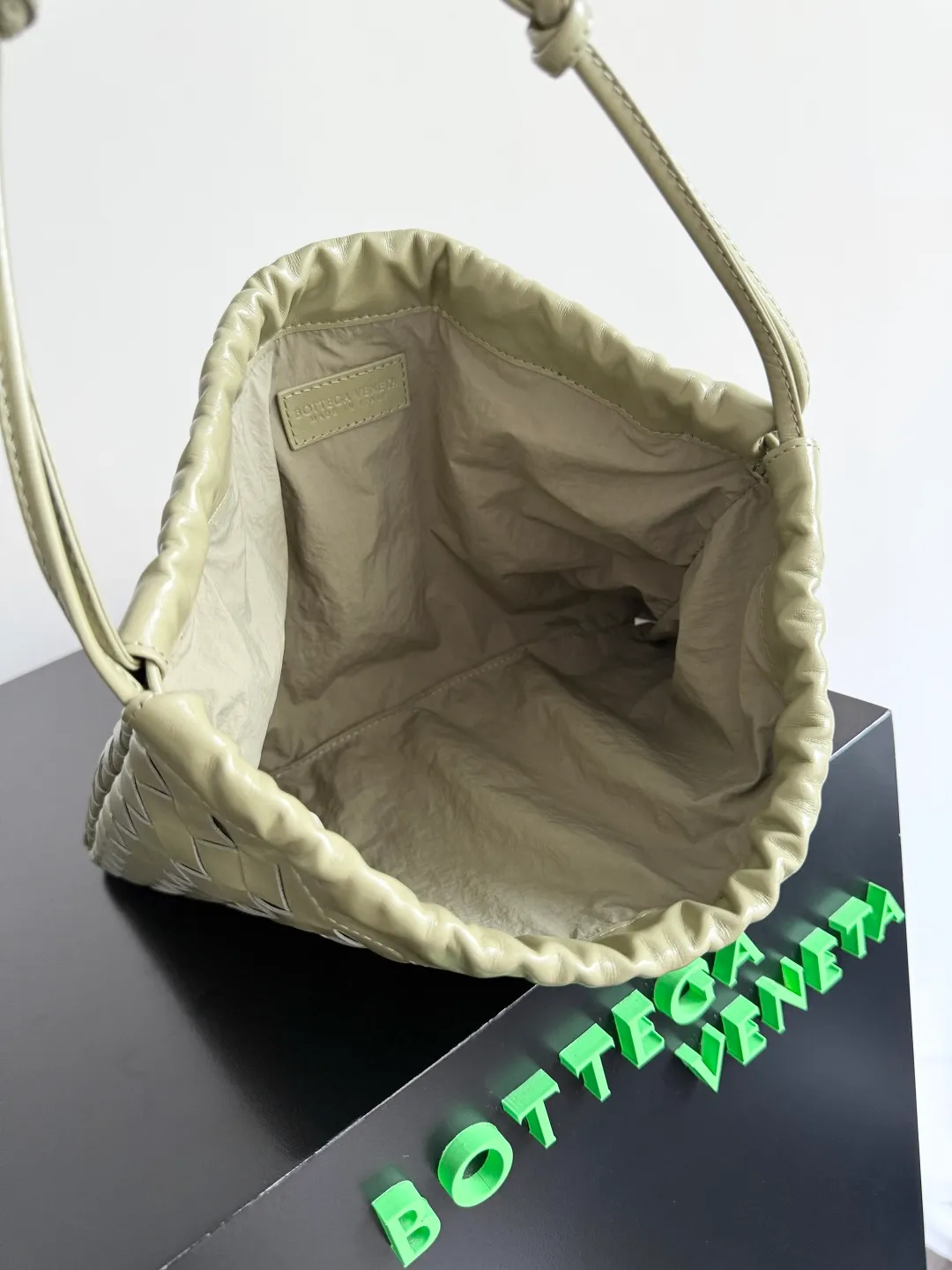 Batch 1560 Armpit bags have become a fashionable item that every girl has in their hands in recent years🛍️. The elegant and simple style has won the love of many people of different ages. However, there is an unavoidable trouble with armpit bags, that is, the capacity is too small, and BOTTEGA VENETA’s new Dustbag Considering people's travel needs, the capacity of garbage bags has been greatly upgraded. Folding umbrellas, water cups, and girls' makeup powder and lipstick can all be accommodated. It is very light and resistant to dirt. Even if you have a lot of things when traveling, it can reduce the burden to a certain extent. The shoulder straps are buckled and can be changed at will. It can be used for hand holding or as the liner of a large bag. After the drawstring is drawn, it looks like a cloud bag. It is very suitable for concave styling when traveling in summer🙋🏻‍♀️ Style number: 796728 Size: 32*23*1cm